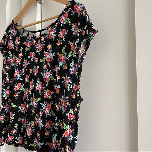 Floral covered soft black top - Picture 3 of 6